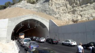 Φωτιά σε όχημα στο ύψος των τούνελ της Κακιάς Σκάλας στην Αθηνών – Κορίνθου: Προβλήματα στην κυκλοφορία
