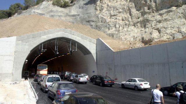 Φωτιά σε όχημα στο ύψος των τούνελ της Κακιάς Σκάλας στην Αθηνών – Κορίνθου: Προβλήματα στην κυκλοφορία