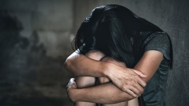 Φρίκη για 25χρονη: Κατήγγειλε πως ο 23χρονος σύντροφός της την χτυπούσε και την εξέδιδε
