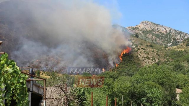 Μαίνεται η φωτιά στα Καλάβρυτα: Κτηνοτρόφοι απομακρύνουν τα ζώα τους – Απειλήθηκε το Λιβάρτζι