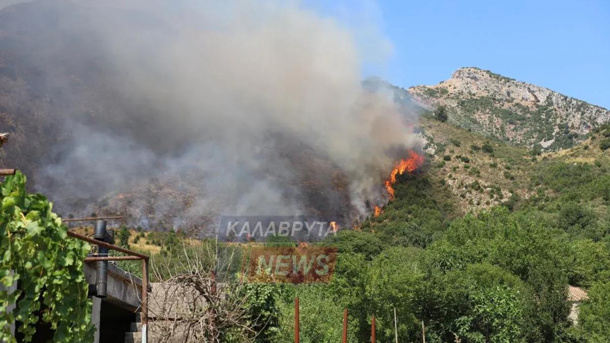 Μαίνεται η φωτιά στα Καλάβρυτα: Κτηνοτρόφοι απομακρύνουν τα ζώα τους – Απειλήθηκε το Λιβάρτζι