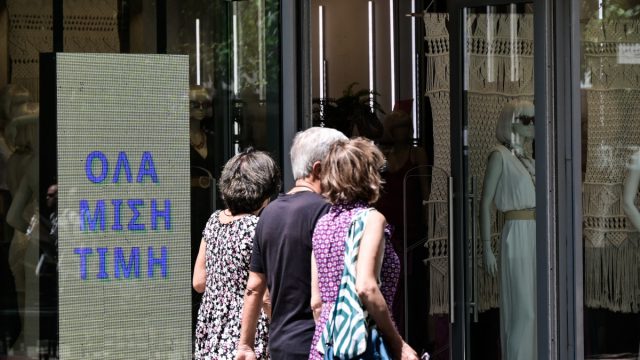 Καλοκαιρινές εκπτώσεις: Πόσο θα διαρκέσουν – Τα 5 πράγματα που πρέπει να προσέξουν οι καταναλωτές