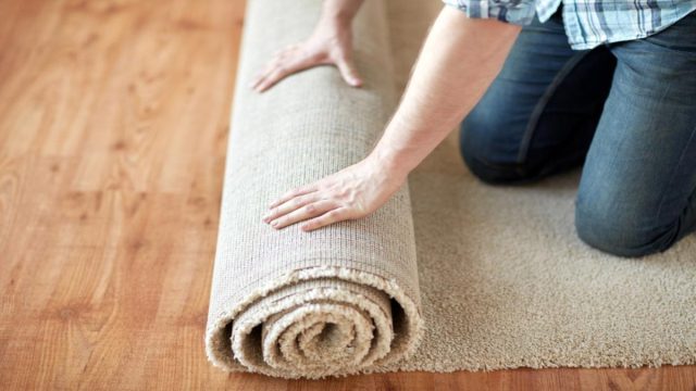 Καλοκαιρινά χαλιά: Αποτελεσματικές συμβουλές για να τα καθαρίσετε και να τα αποθηκεύσετε σωστά