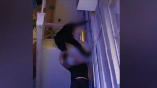 Θρίλερ στα Καμίνια: Αστυνομικοί διέσωσαν 5χρονο αγοράκι από μπαλκόνι – Το είχαν ολομόναχο και κλειδωμένο