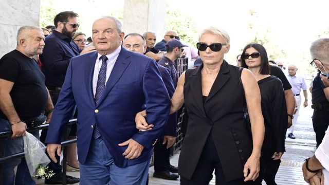 Καραμανλής και Παζαΐτη στην κηδεία της Λένας Σαμαρά: Ποιοι άλλοι παρευρέθηκαν
