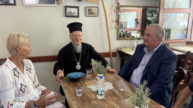 Ξεχωριστή συνάντηση στην Ίμβρο: Οικουμενικός Πατριάρχης και Κώστας Καραμανλής μαζί στο νησί