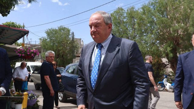 «Ένας σεμνός άνθρωπος που ενέπνεε εμπιστοσύνη και σεβασμό»: Το «αντίο» του Κώστα Καραμανλή στον Απόστολο Βεσυρόπουλο