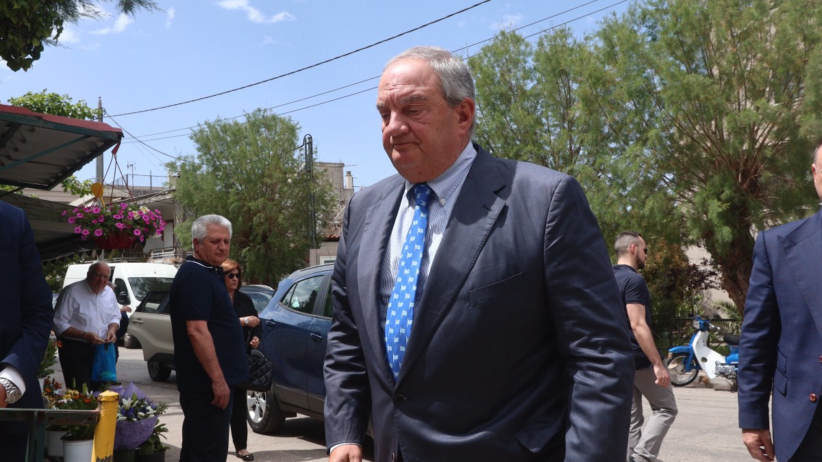 «Ένας σεμνός άνθρωπος που ενέπνεε εμπιστοσύνη και σεβασμό»: Το «αντίο» του Κώστα Καραμανλή στον Απόστολο Βεσυρόπουλο
