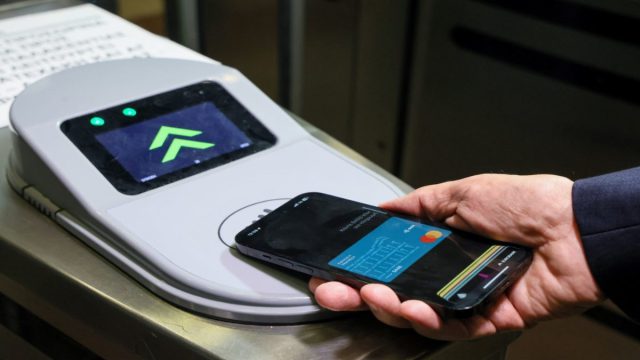 Πληρωμές με κινητό: 4 λόγοι που είναι επικίνδυνη η αποθήκευση της τραπεζικής κάρτας στο τηλέφωνο – Τι να προσέχετε
