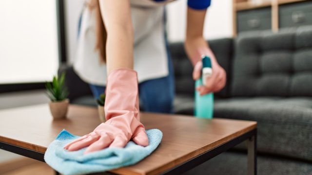 Τα… μυστικά των γιαγιάδων για σπίτι που λάμπει: 4 φυσικές και οικονομικές λύσεις