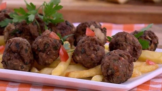 Συνταγή για κεφτεδάκια με πατάτες τηγανητές και σως γιαουρτιού από τον Πέτρο Συρίγο
