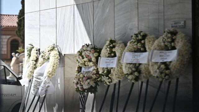 Το τελευταίο «αντίο» στη Λένα Σαμαρά: Βαρύ το κλίμα στο Α’ Νεκροταφείο – «Τα λόγια φτωχά» το στεφάνι του πρωθυπουργού