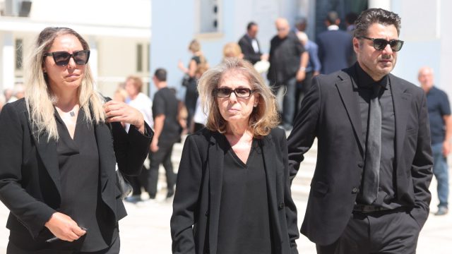 «Αυτό ήταν πατέρα…»: Συγκινεί ο Λάμπρος Κωνσταντάρας μετά την κηδεία του Δημήτρη