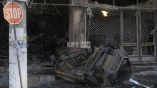 Τραγικό τροχαίο στο Κορωπί: Αυτοκίνητο προκάλεσε φωτιά πέφτοντας σε κατάστημα – Νεκρός ο οδηγός