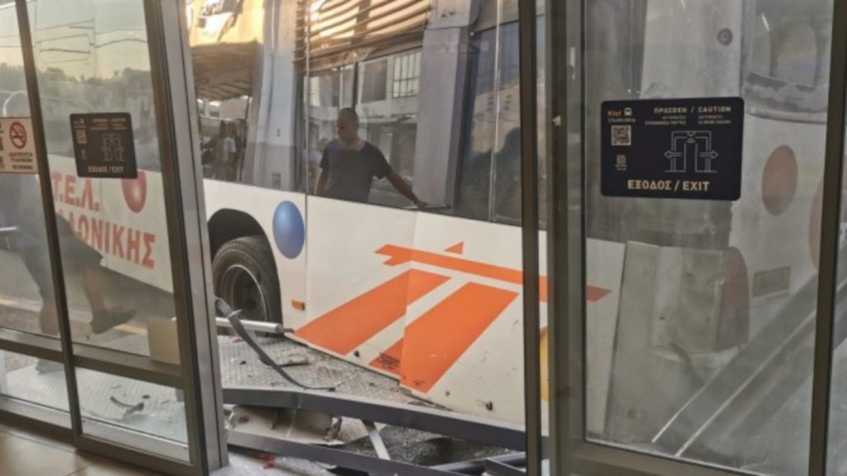 Ατύχημα στα ΚΤΕΛ Χαλκιδικής: Λεωφορείο χωρίς οδηγό έπεσε πάνω στον σταθμό – Δεν σημειώθηκαν τραυματισμοί