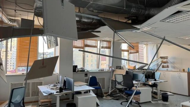 Ρωσία: Σφοδρή επίθεση και βομβαρδισμοί στο Κίεβο – Σοβαρές ζημιές σε κτίριο της ΕΕ, πάνω από δέκα τα θύματα