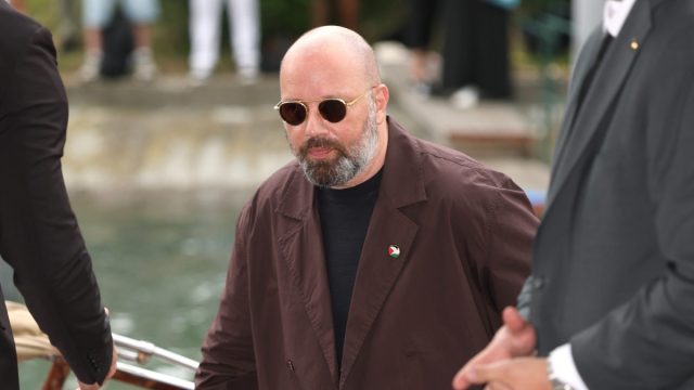 Γιώργος Λάνθιμος: Με την παλαιστινιακή σημαία στο πέτο αφίχθη στο Φεστιβάλ Βενετίας