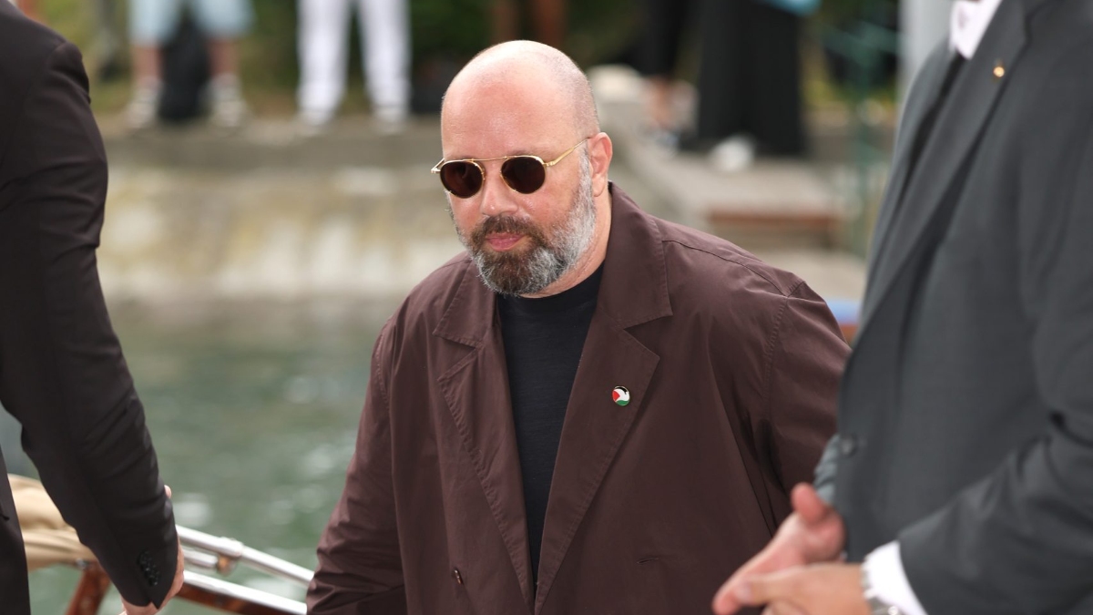 Γιώργος Λάνθιμος: Με την παλαιστινιακή σημαία στο πέτο αφίχθη στο Φεστιβάλ Βενετίας