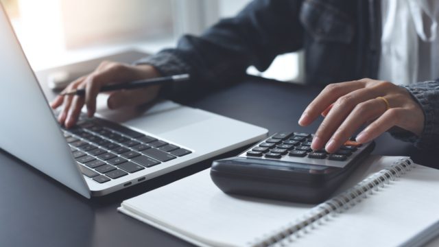 «Παγώνουν» τα επιτόκια για τις ληξιπρόθεσμες οφειλές έως το 2027 – Τι προβλέπει η νέα απόφαση του Πιερρακάκη