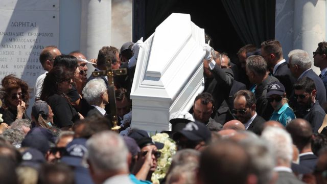 «Κουράγιο πρόεδρε»: Η ανατριχιαστική στιγμή που βγαίνει το λευκό φέρετρο της Λένας Σαμαρά από την εκκλησία