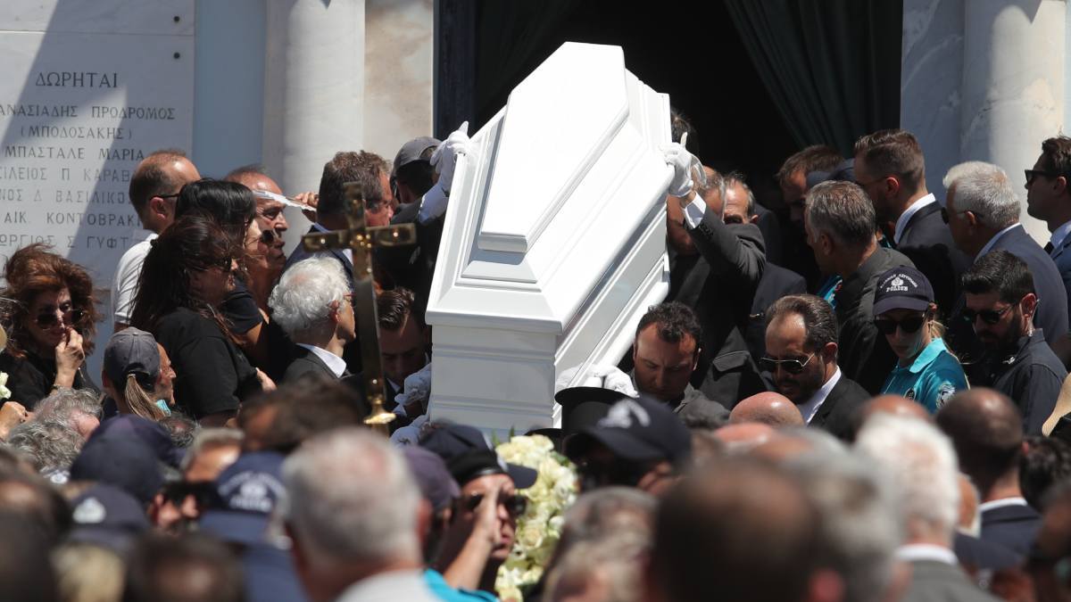 «Κουράγιο πρόεδρε»: Η ανατριχιαστική στιγμή που βγαίνει το λευκό φέρετρο της Λένας Σαμαρά από την εκκλησία
