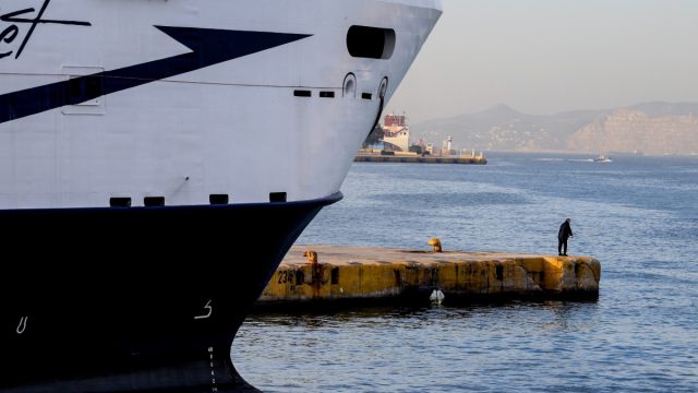 Άνδρας επέπλεε νεκρός στο λιμάνι του Πειραιά – Θρίλερ στην πύλη Ε10