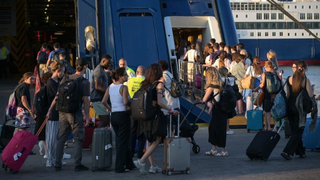 Το αδιαχώρητο στο λιμάνι του Πειραιά: Με πληρότητα στο 100% αναχωρούν τα πλοία