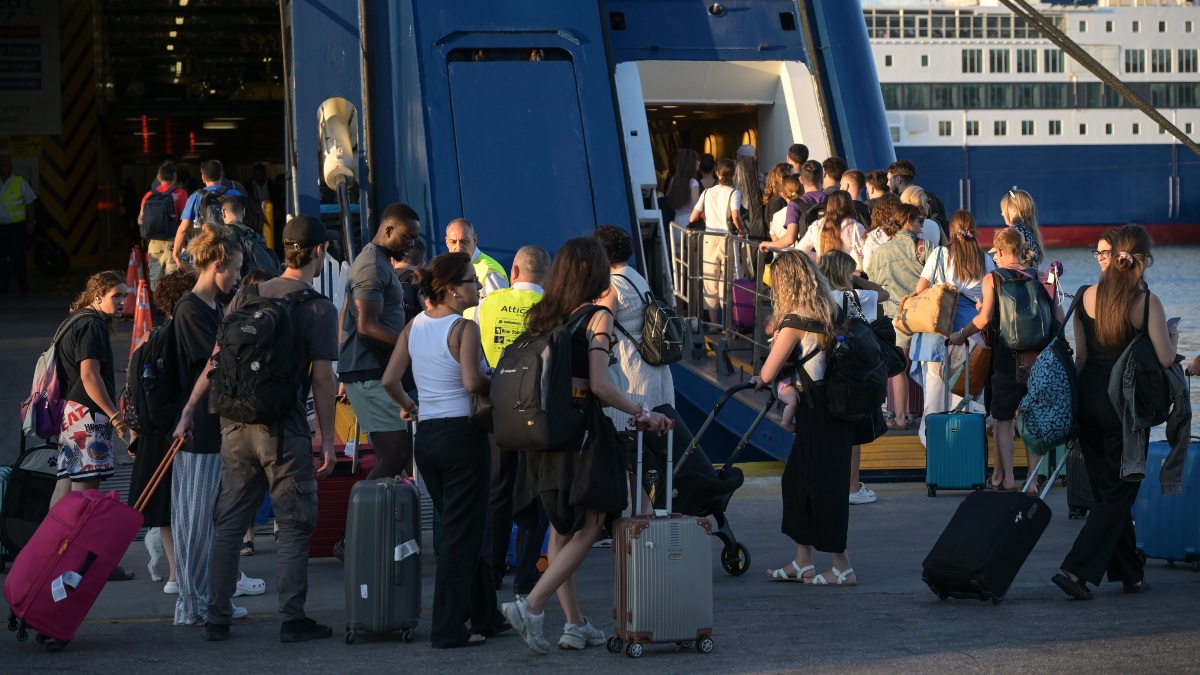 Το αδιαχώρητο στο λιμάνι του Πειραιά: Με πληρότητα στο 100% αναχωρούν τα πλοία