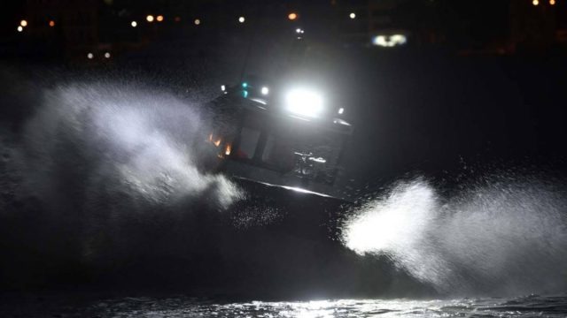Συναγερμός στη Θεσσαλονίκη: Αλιευτικό προσέκρουσε σε βραχώδη ακτή στον Θερμαϊκό