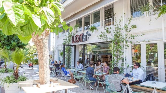 Μια στάση στο Lot 51: Ο πεζόδρομος που έγινε αγαπημένο στέκι