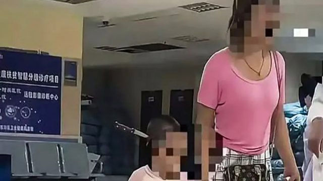Κίνα: Τρίχρονη πήγε στο νοσοκομείο με καρφωμένο μαχαίρι στο κεφάλι – Ανατριχιαστικό βίντεο που περπατάει με τη μητέρα της