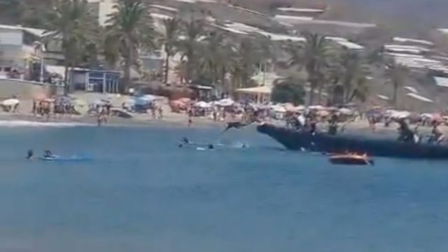 Ισπανία: Λουόμενοι κυνήγησαν μετανάστες που αφίχθησαν σε παραλία της Γρανάδας – Δείτε βίντεο