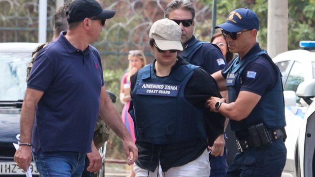 «Πανικοβλήθηκα, φοβήθηκα» – Αθώα δηλώνει η 32χρονη μητέρα της νεκρής 3χρονης στο Παλαιό Φάληρο