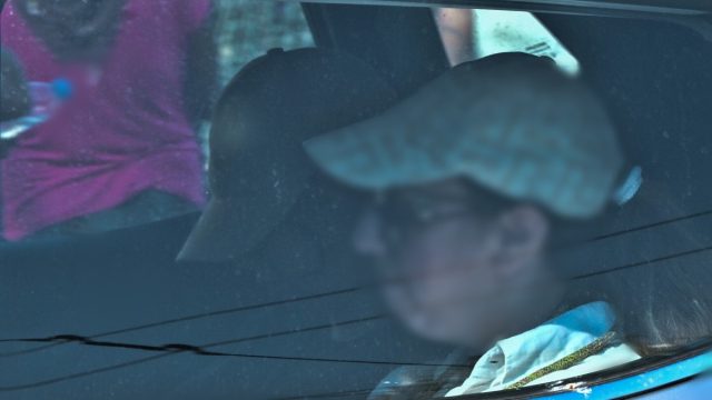Νεκρό κοριτσάκι στο Παλαιό Φάληρο: Με καπέλο και σκυμμένο κεφάλι στον ανακριτή η μητέρα