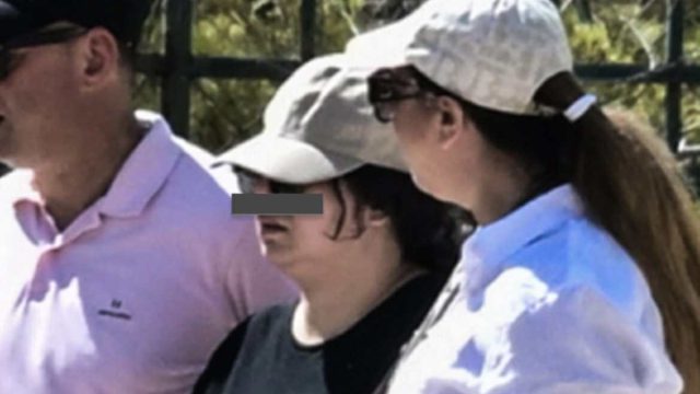 Με κουλούρι, καπέλο και γυαλιά στην Ευελπίδων η μητέρα της 3χρονης – «Στο εκτελεστικό απόσπασμα» της φώναξαν