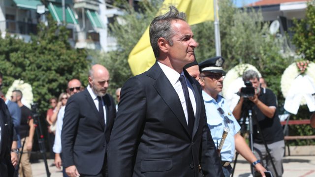 Συγκινημένος ο Μητσοτάκης στην κηδεία Βεσυρόπουλου: «Ψηλέ, θα μας λείψεις»