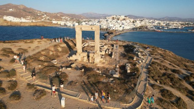 Νίκη για τον Δήμο Νάξου – Βγαίνει το συρματόπλεγμα από την Πορτάρα