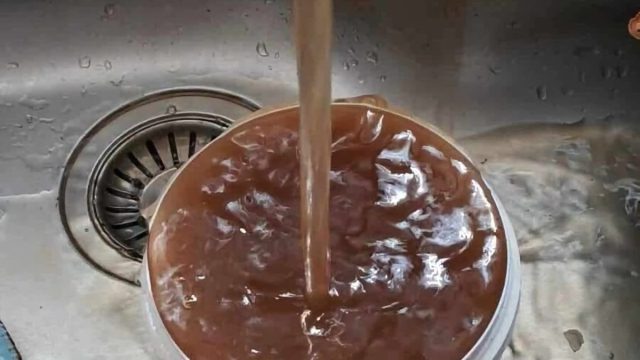 Συναγερμός στον Πλαταμώνα: Νερό με λάσπη τρέχει από τις βρύσες – Ανησυχούν κάτοικοι και παραθεριστές
