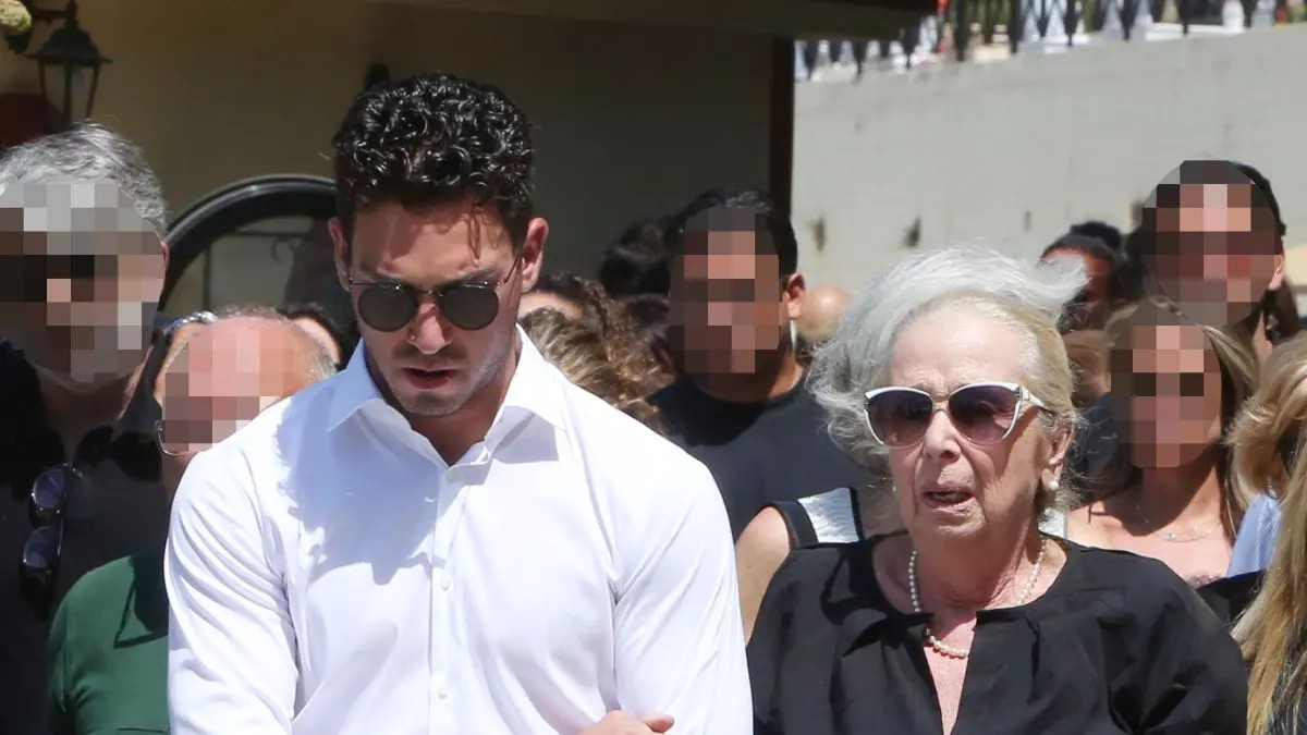 Τραγική φιγούρα στην κηδεία της Αλεξάνδρας Νικολαΐδου η μητέρα της: Υποβασταζόμενη από τον εγγονό της στο τελευταίο «αντίο»
