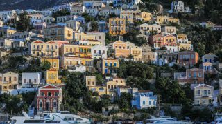 Τα νησιά «πνίγονται»: Η πρόταση για «φόρο» υπερτουρισμού