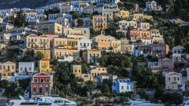 Τα νησιά «πνίγονται»: Η πρόταση για «φόρο» υπερτουρισμού