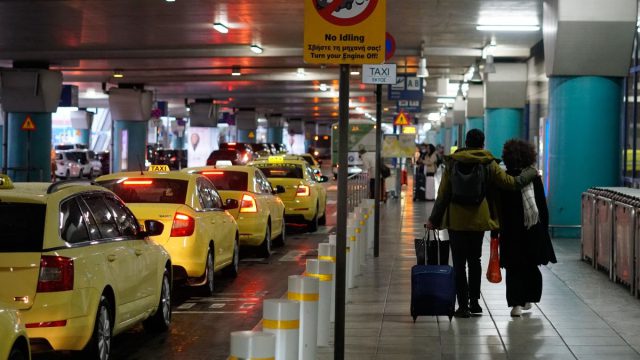 «Οδηγός ταξί μου ζήτησε 94 ευρώ από το αεροδρόμιο» – Εκατοντάδες οι καταγγελίες τουριστών στην ΕΚΠΟΙΖΩ