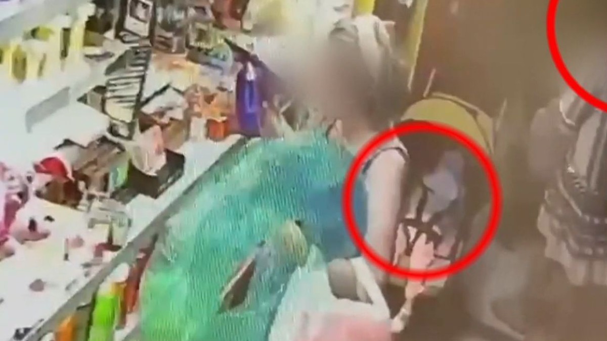 Την πρόλαβαν… πριν το σκάσει: Ατελείωτες οι αποκαλύψεις για τη μητέρα που άφησε το κοριτσάκι να πεθάνει στο Παλαιό Φάληρο