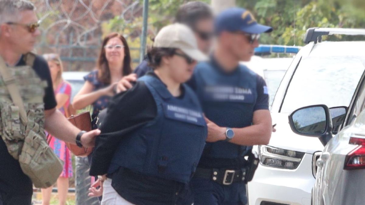 Παλαιό Φάληρο: Ράκος η 32χρονη μητέρα – Η στιγμή που φτάνει στα δικαστήρια