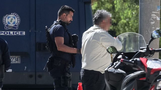 Έφτασε στον ανακριτή ο εμπρηστής της Παλλήνης – Φέρεται να έβαζε φωτιές ενώ εκτελούσε υπηρεσία, επικαλείται εθισμό στον τζόγο
