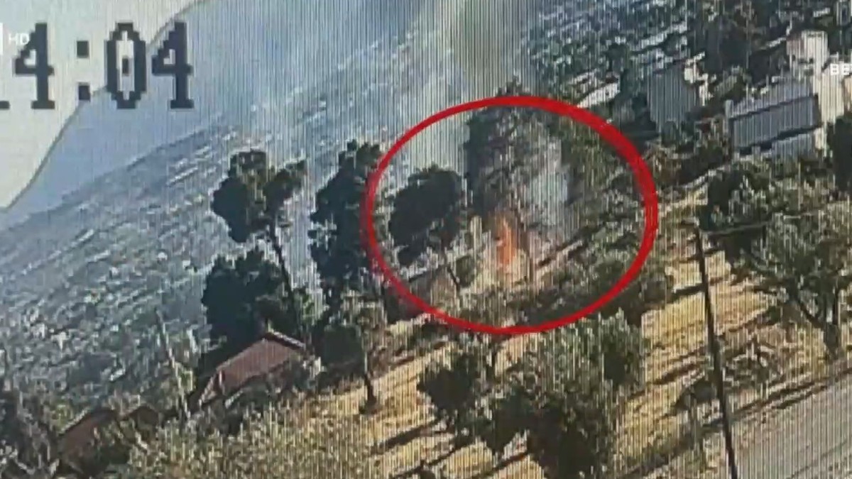 Φωτογραφία ντοκουμέντο: Η στιγμή που ο εμπρηστής της Παλλήνης βρίσκεται σε σημείο που λίγο αργότερα πήρε φωτιά