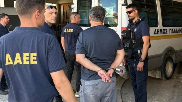 Παλλήνη: Υπάλληλος του δήμου άφηνε παιδιά ΑμεΑ σε δομές και μετά έβαζε φωτιές – Πώς δρούσε