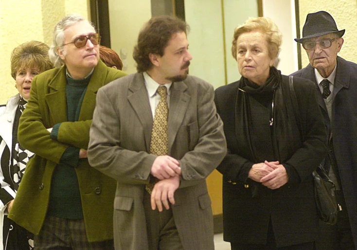 Από αριστερά ο σύζυγος της Ενάρετης Ζήση, ο δικηγόρος της οικογένειας του θύματος και η μητέρα της Ενάρετης μετά την καταδίκη της Παρασκευής Μπισκίνη σε ισόβια κάθειρξη © ΧΑΒΑΛΕΖΗΣ ΣΤΡΑΤΟΣ/Eurokinissi