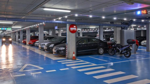 H κυβέρνηση ΔΕΝ βάζει φρένο στα δωρεάν πάρκινγκ στα σούπερ μάρκετ! Πρόκειται για παραπληροφόρηση