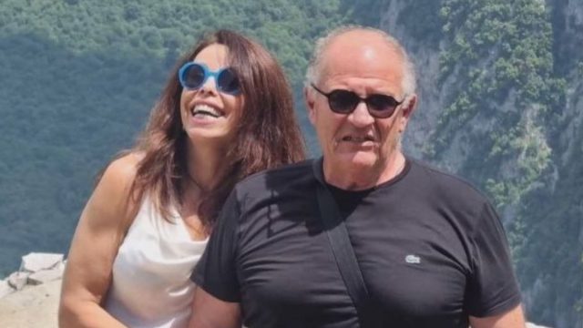 «Μάτια που δεν είναι εδώ αλλά σε ακολουθούν»: Σπαράζει καρδιές η Βούλα Πατουλίδου 17 μέρες μετά τον χαμό του συζύγου της
